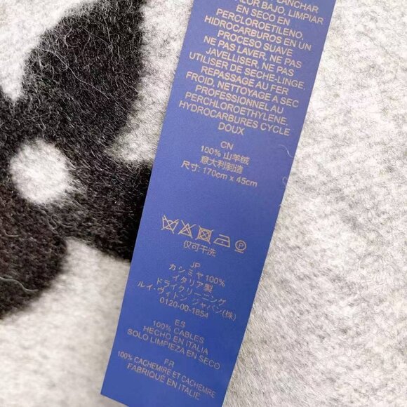 LOUIS VUITTON Cold Reykjavik Scarf - Picture 6 of 9
